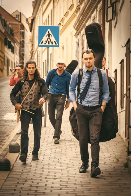 Bend s instrumentima šeće zagrebačkom ulicom