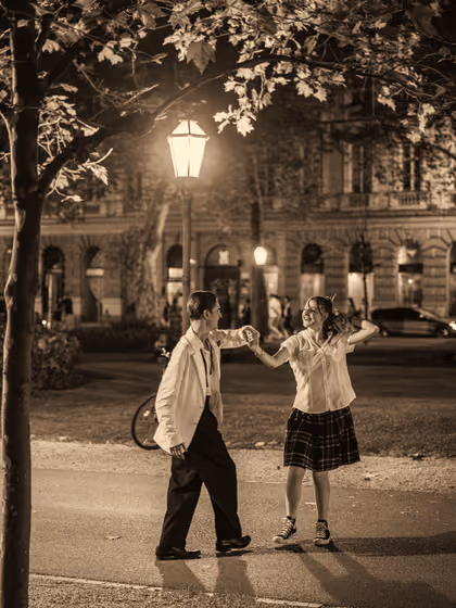 Dvoje plesača pod uličnom svjetiljkom, crno-bijela fotografija