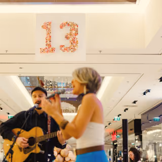 Pjevačica i gitarist nastupaju u trgovačkom centru